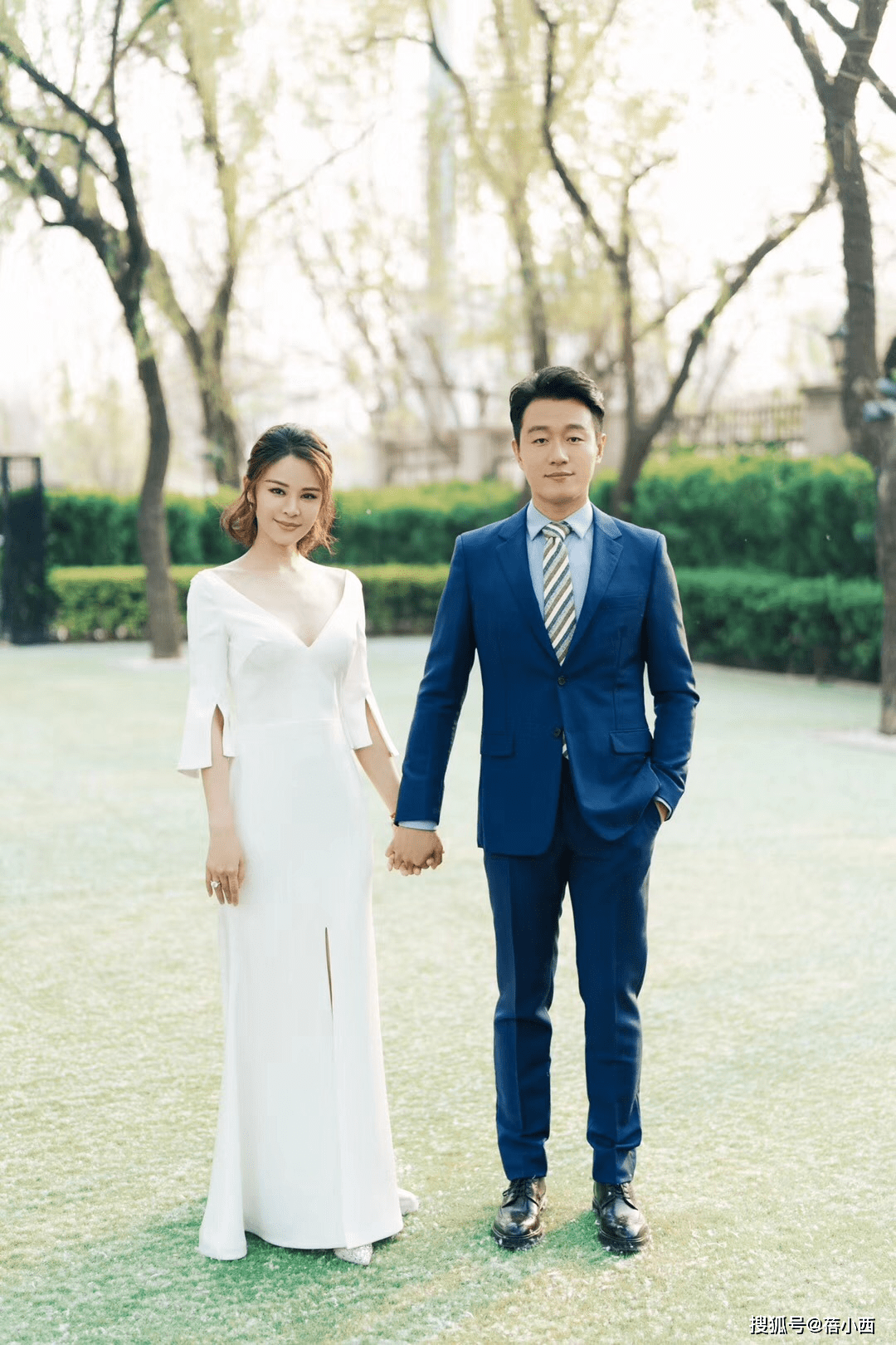 条纹|佟大为的老婆带儿子走机场，穿条纹衬衫配牛仔裤，简约高级又减龄