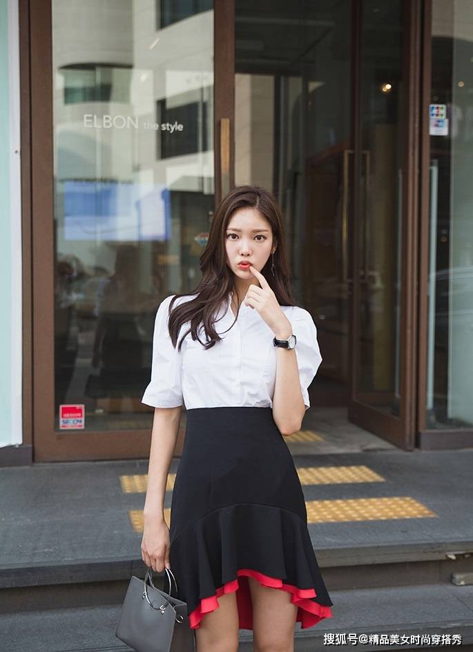 鱼尾|白色的衬衫搭配黑色的鱼尾裙,干练又不失优雅