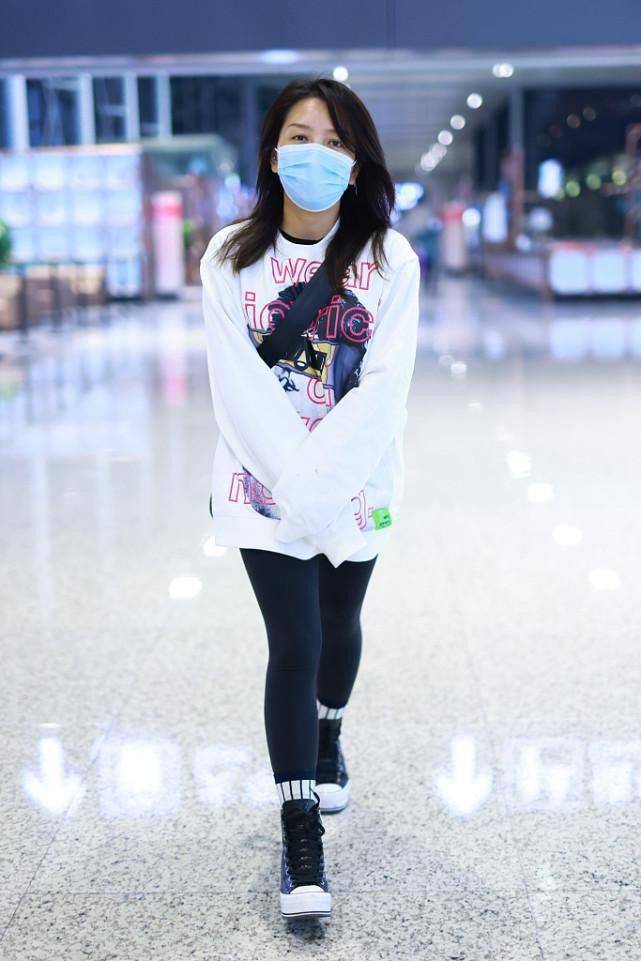 超短裙|何洁身材微胖却很会穿,卫衣配鲨鱼裤活力十足,穿出少女的活泼感