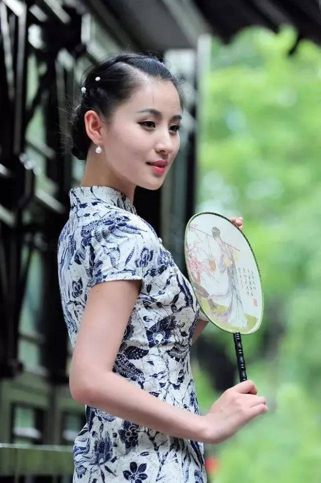 青花瓷|当旗袍碰到了青花瓷，相互衬托，真乃天作之合