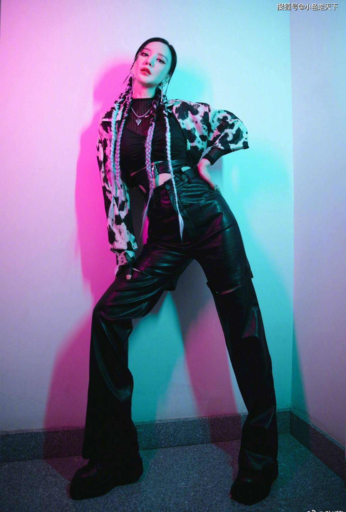 黑色|张萌黑色皮裤时尚写真