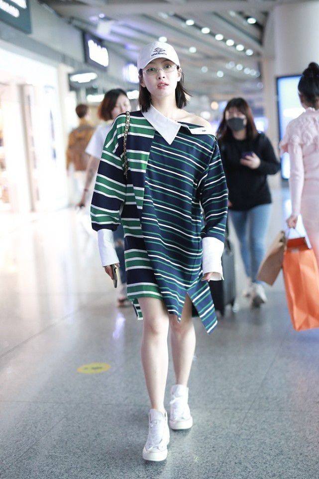 私下里|宋茜私下里还挺有个性的，POLO衫“歪着穿”，秀出肩膀挺抢镜