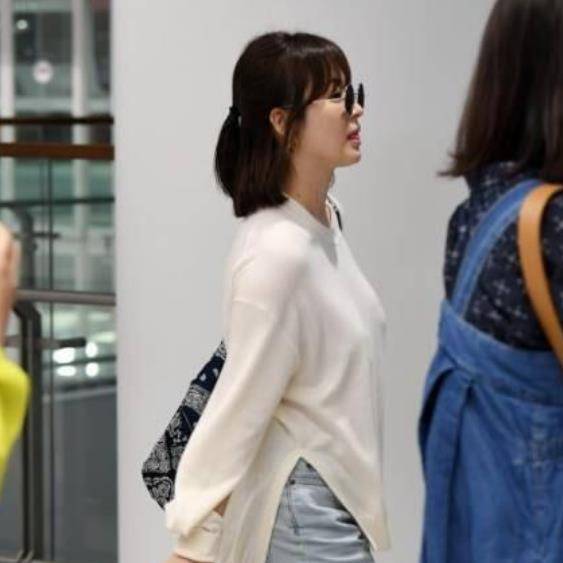 身材|宋慧乔单身之后更美了，穿白色毛衣配牛仔短裤，模样太像小姑娘了