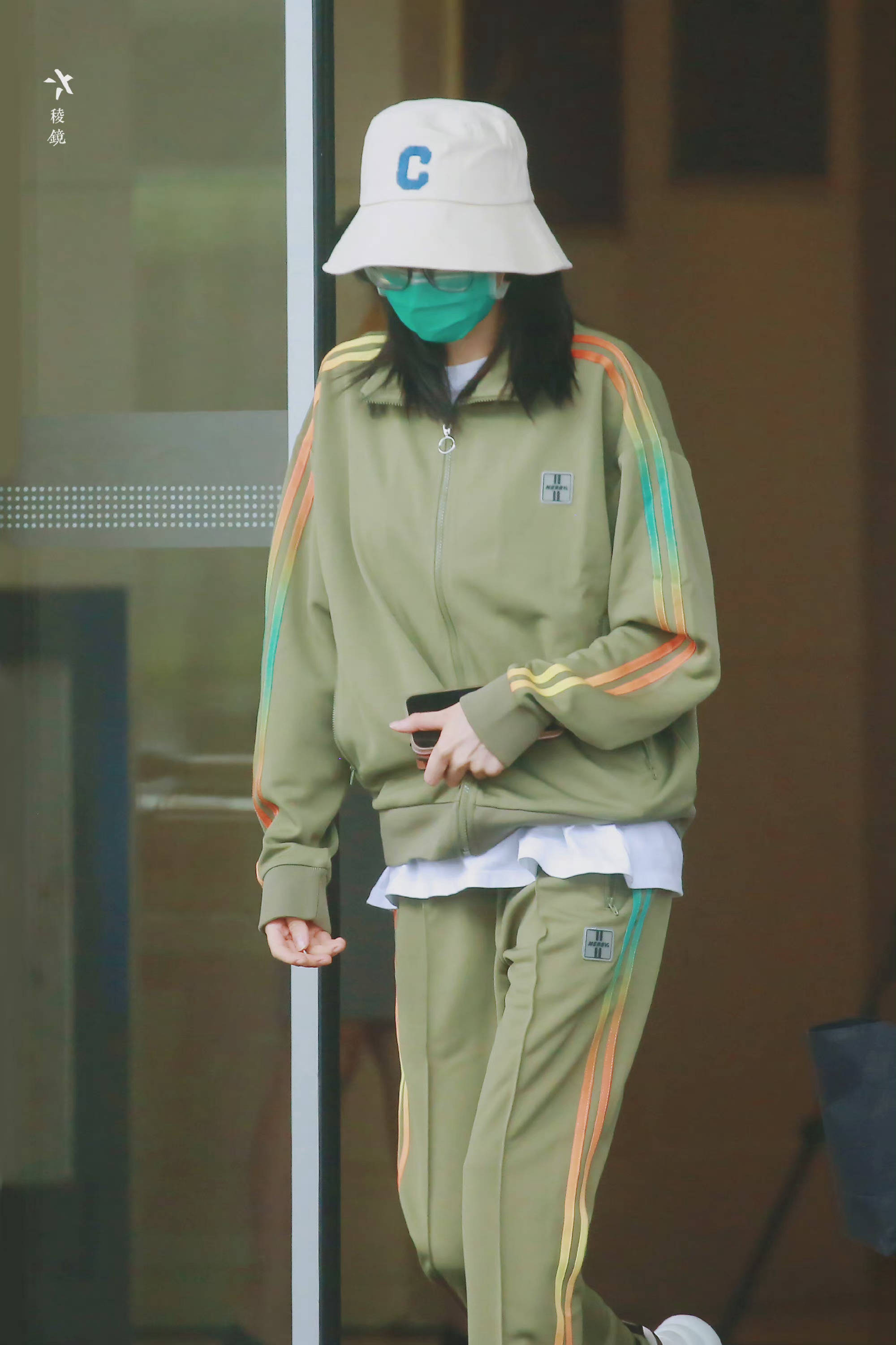 设计|今年入秋穿搭,从卫衣套装开始:7位女明星8款风格总有一款适合你