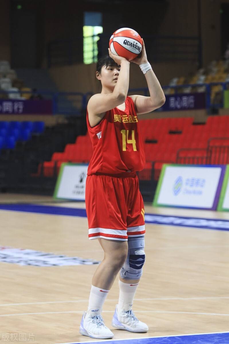 入选国家集训队,但是相比较李月汝,刘禹彤在中距离投篮,策应球和快速