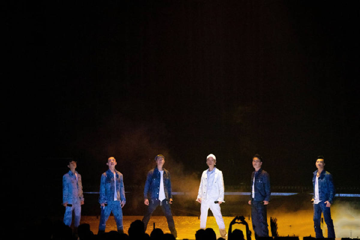 陈小春|穿一身白又痞又帅,54岁“披荆斩棘”站C位,陈小春,算你狠