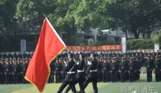 校服|万万没想到！到了大学还是要穿校服，而且这么难看！