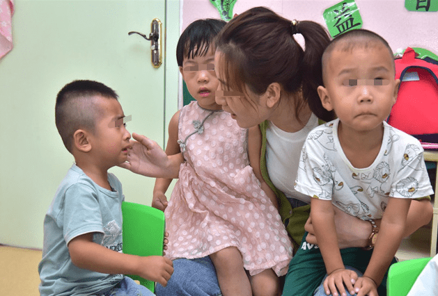 小雪|孩子在幼儿园的表现更好，难道是“两面派”？许多家长不懂娃的心