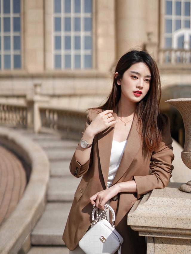 大地|中年女人怎么穿才洋气？大地色西服搭配白色阔腿裤，高级干练