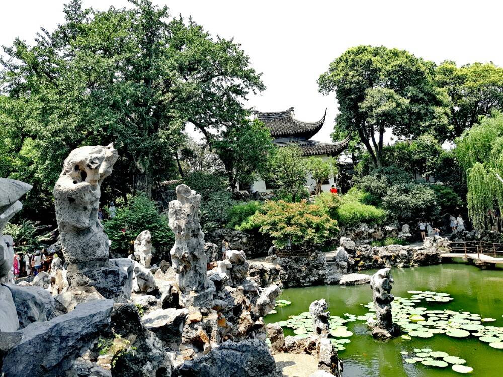 苏州的寺庙园林，亭台水榭精致漂亮，园内石峰状如狮子