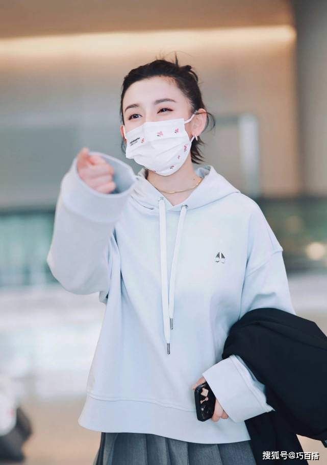 设计|宋祖儿越来越可爱了，穿卫衣短裙走机场，蹦蹦跳跳像是小兔子