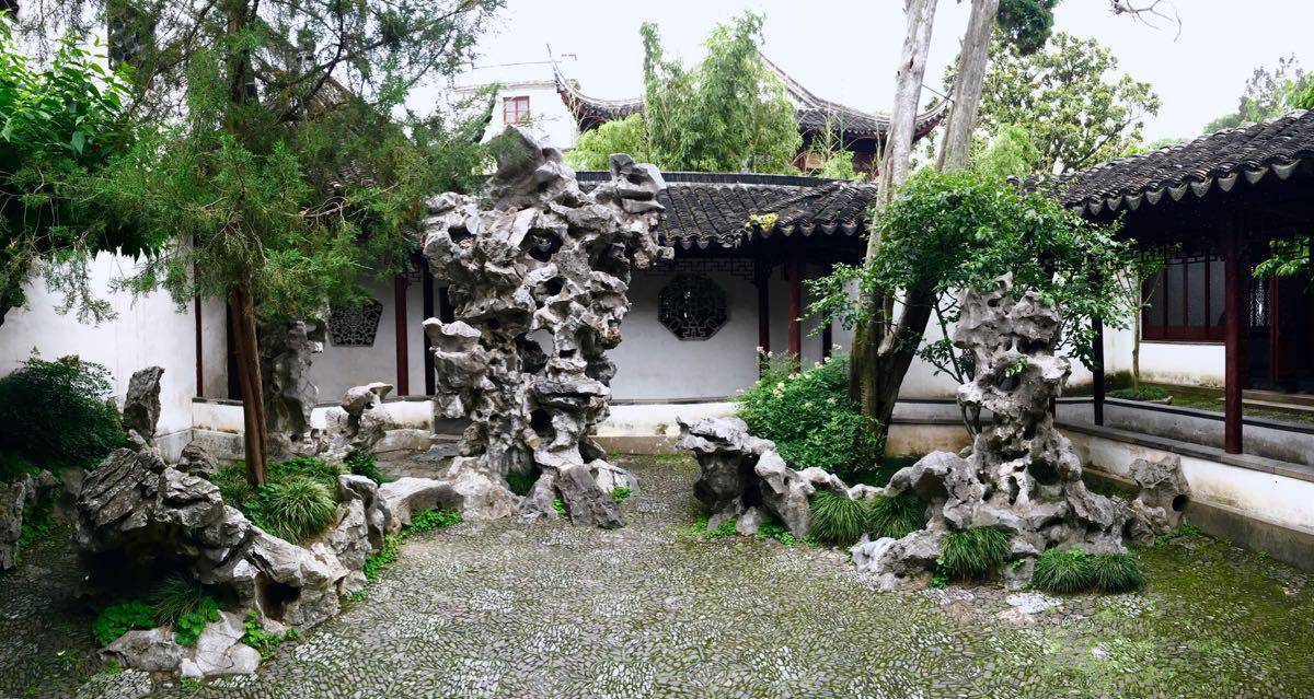 苏州的寺庙园林，亭台水榭精致漂亮，园内石峰状如狮子