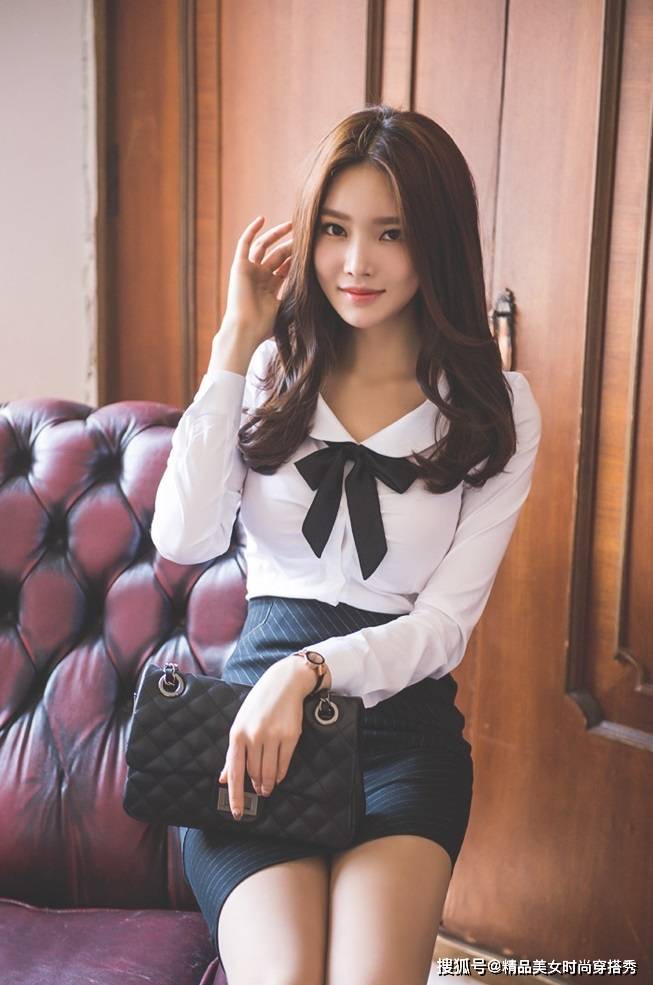 职场|白色衬衫，下搭条纹西装裙，干练的西装裙打造出强大的气场