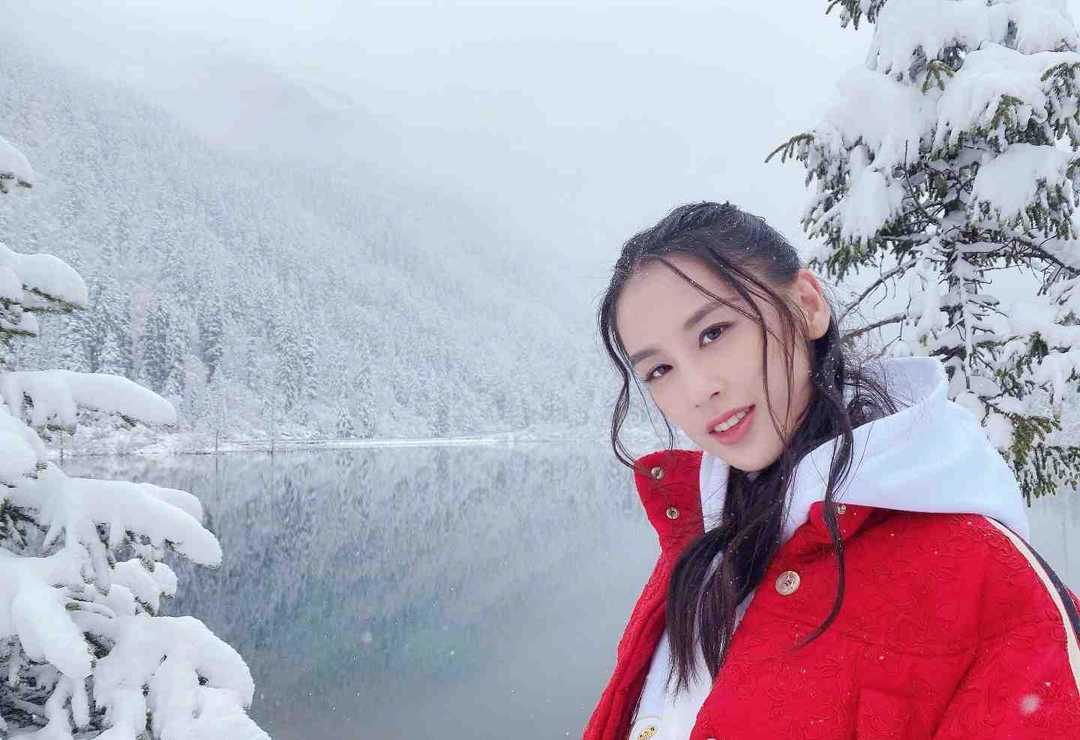 下半身|黄圣依雪地里太会穿了，红色羽绒服配小脚裤凹造型，显瘦又保暖