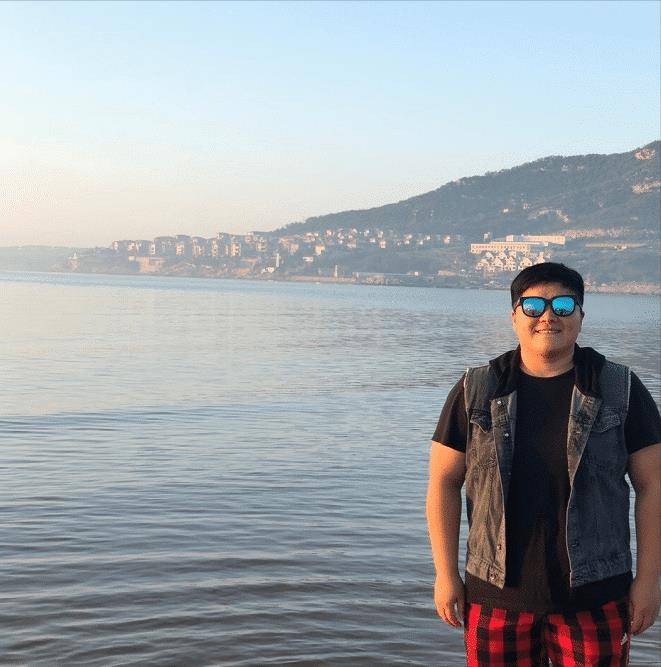 视觉|奥运冠军巩立姣撞脸暖羊羊，身材虽然“大码”，玩起叠穿却很时髦