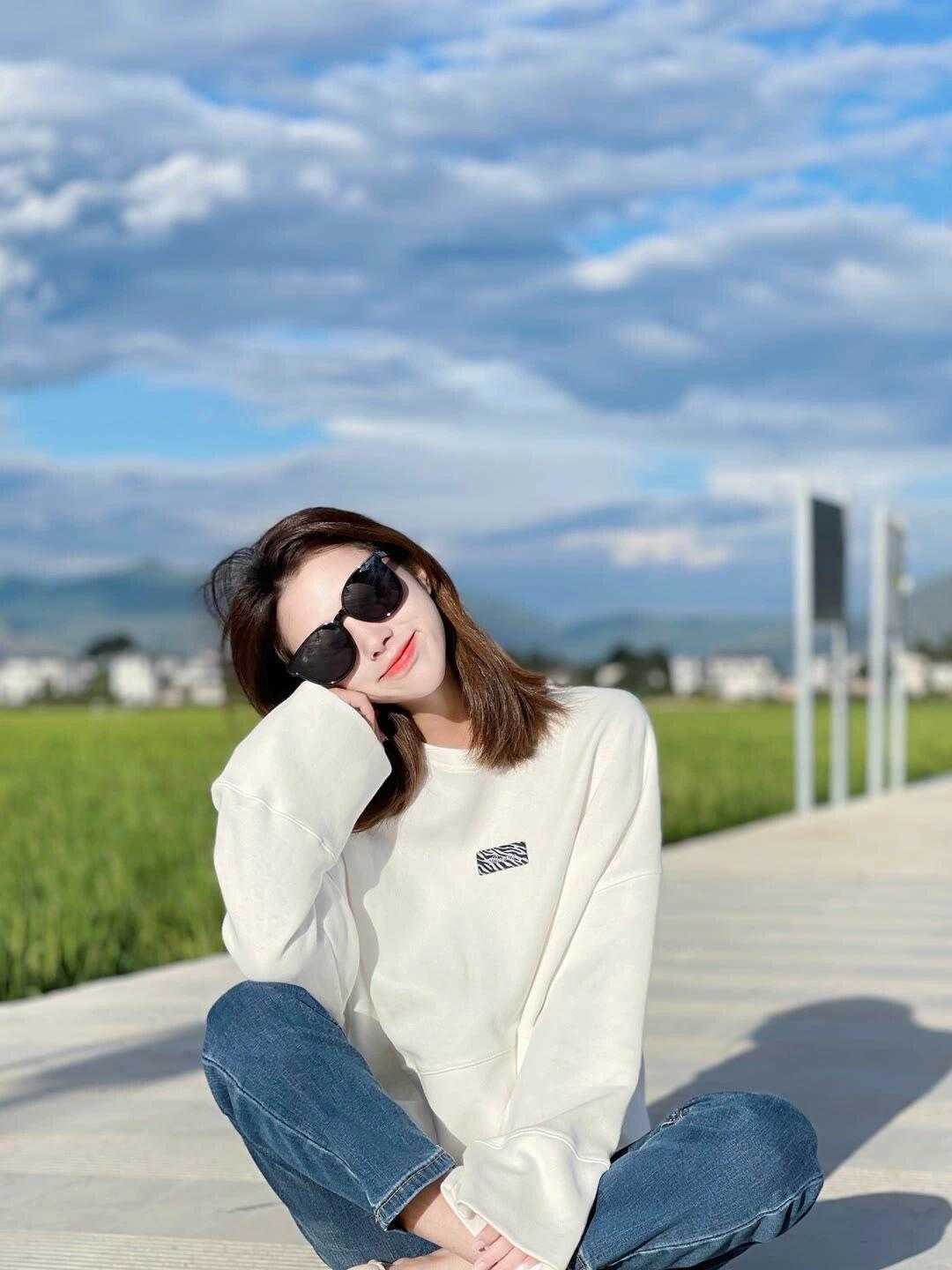 是属于|秋天的穿搭指南,衬衫搭配白色牛仔裤温柔清爽又好看,舒适大方