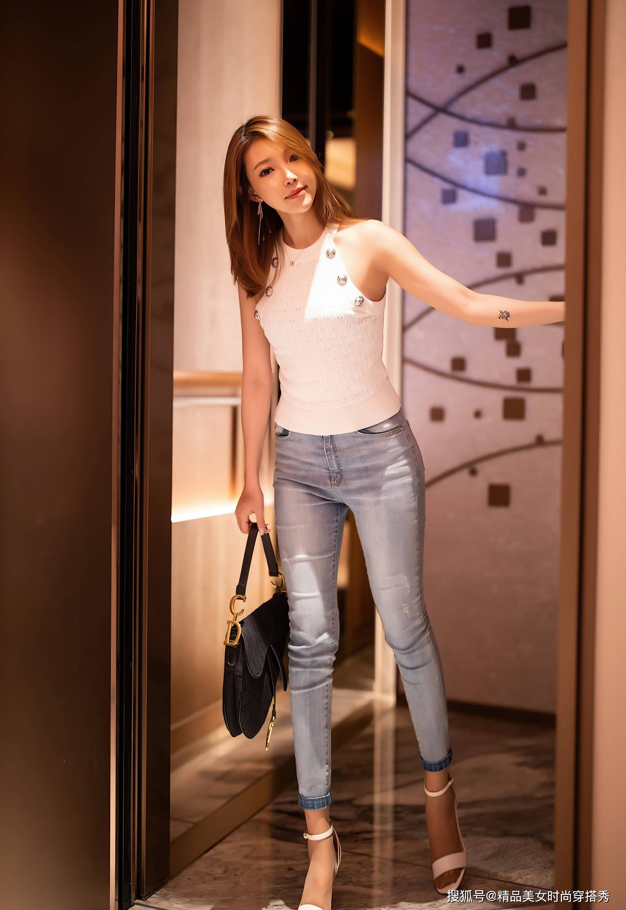 高跟|休闲简约的牛仔裤+无袖背心，脚上一双白色高跟凉鞋，优雅又从容