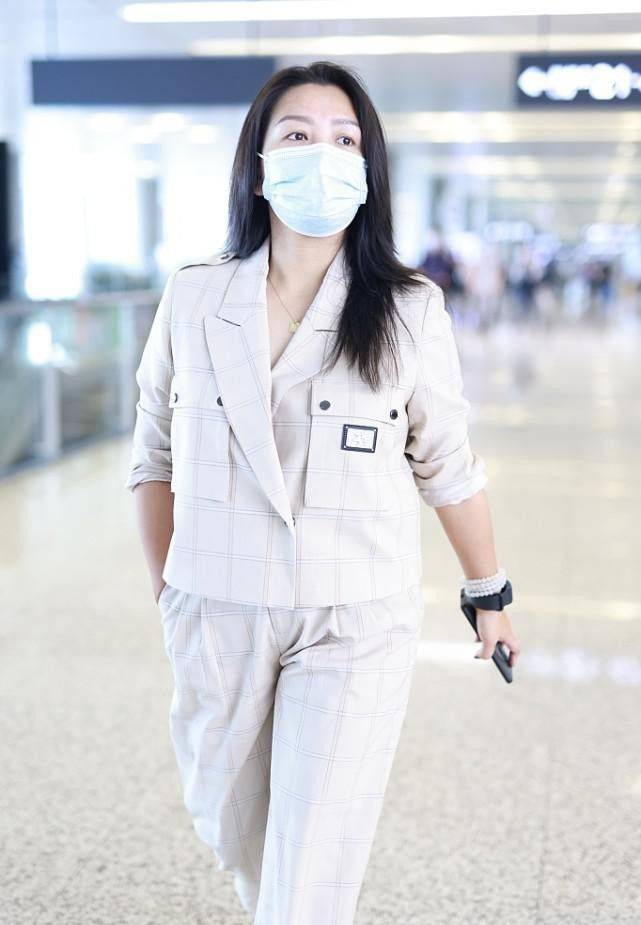 超短裙|何洁身材微胖却很会穿，卫衣配鲨鱼裤活力十足，穿出少女的活泼感