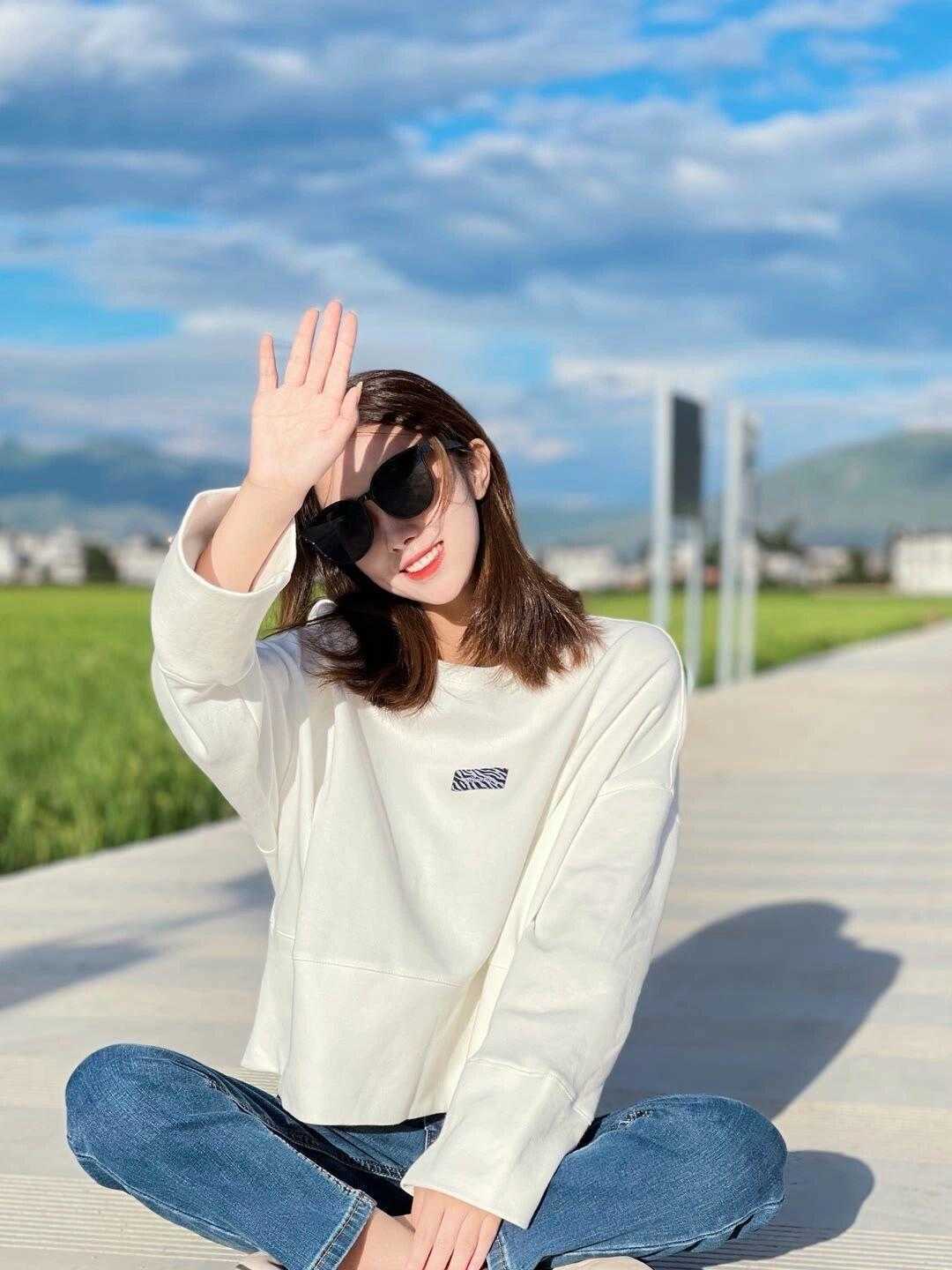 是属于|秋天的穿搭指南,衬衫搭配白色牛仔裤温柔清爽又好看,舒适大方