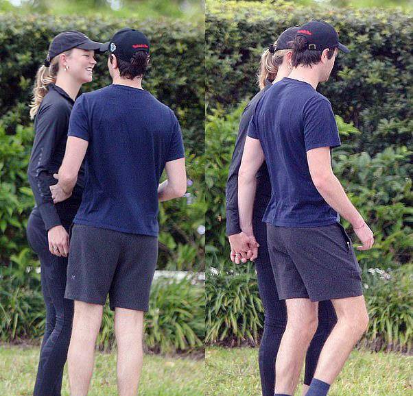 高富帅|超模小KK久违现身，孕肚大如箩需手撑腰，皮肤好到发光被贴心呵护