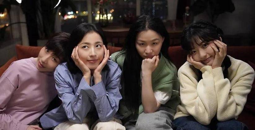 配饰|周雨彤在《我在他乡挺好的》中演技哭戏值得夸，她的衣品更值得夸