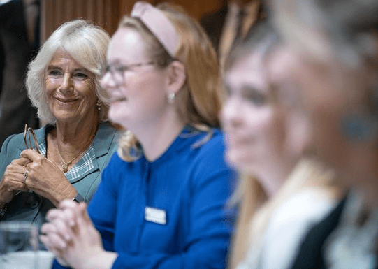 查尔斯|卡米拉被长公主孤立了?穿格纹绿裙清新大方,满脸都是褶子好嘚瑟