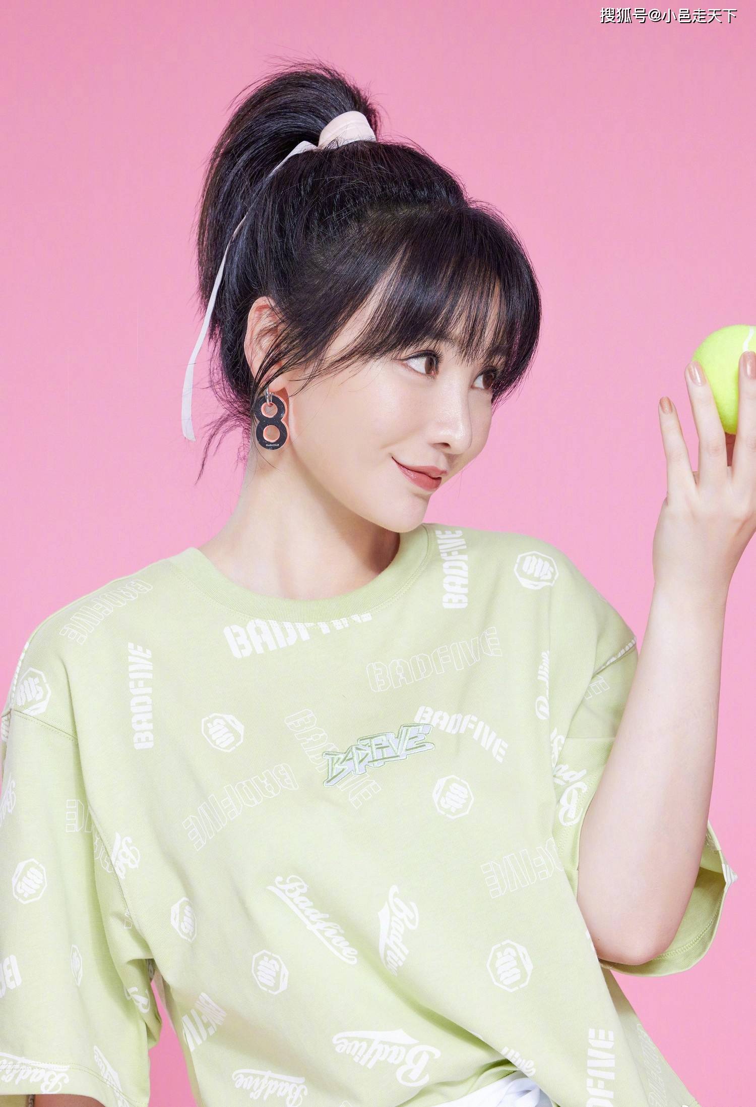 柳岩兰色超短裙性感写真