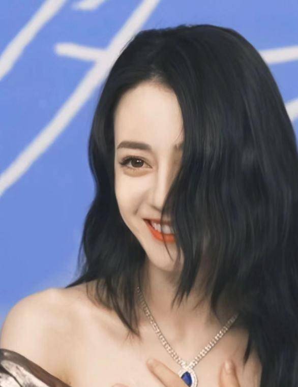 麦粒肿|迪丽热巴突发麦粒肿剪短两侧头发，扎马尾现身机场，发量好少