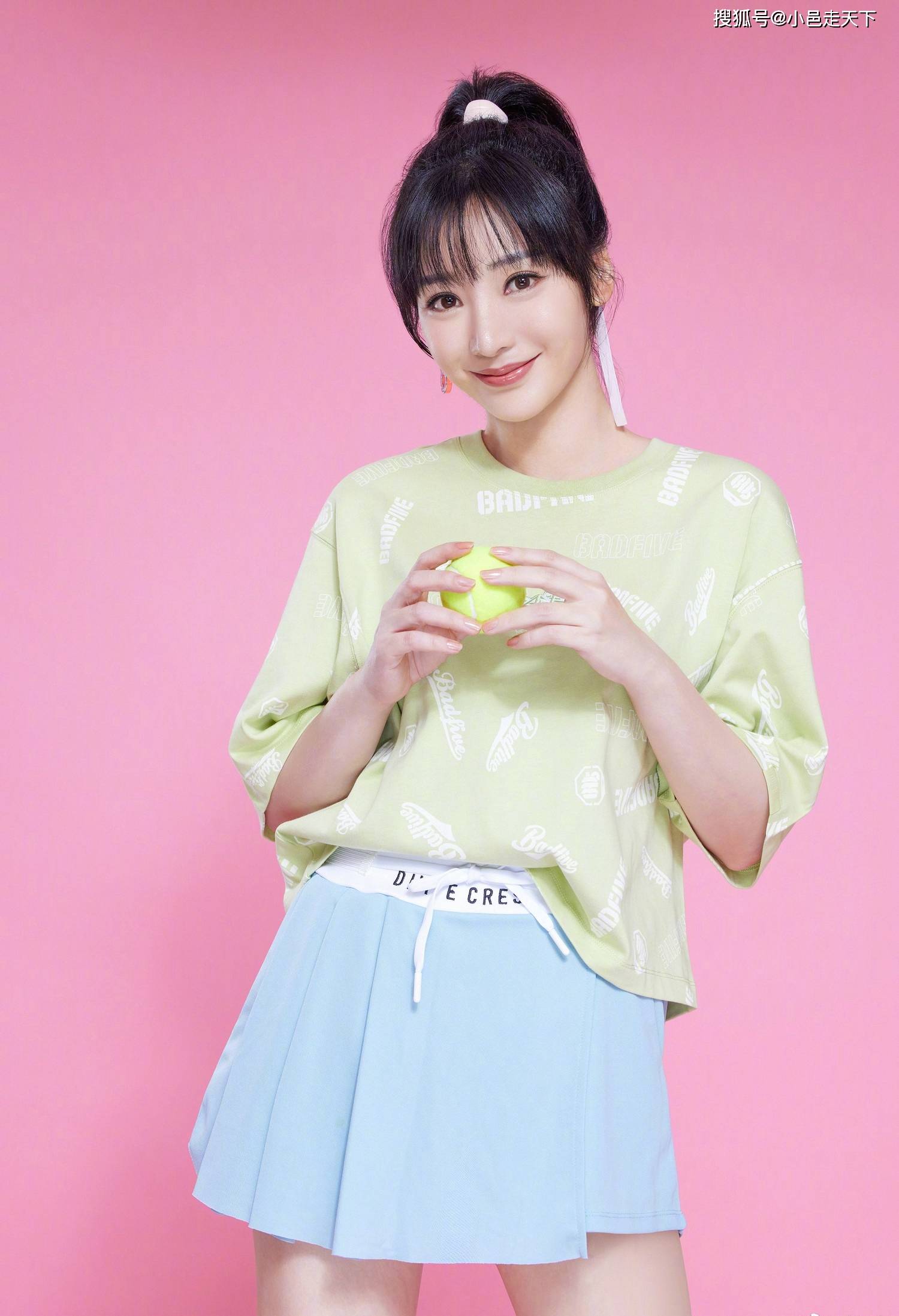 柳岩兰色超短裙性感写真