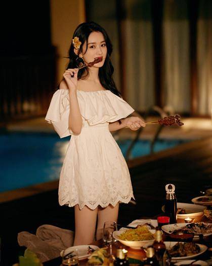 娘家|赵丽颖重回“娘家”！穿499T恤配3百开衫超节约，众人围绕太受宠