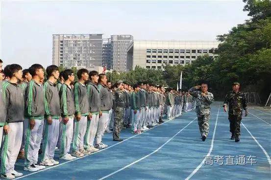 校服|万万没想到！到了大学还是要穿校服，而且这么难看！