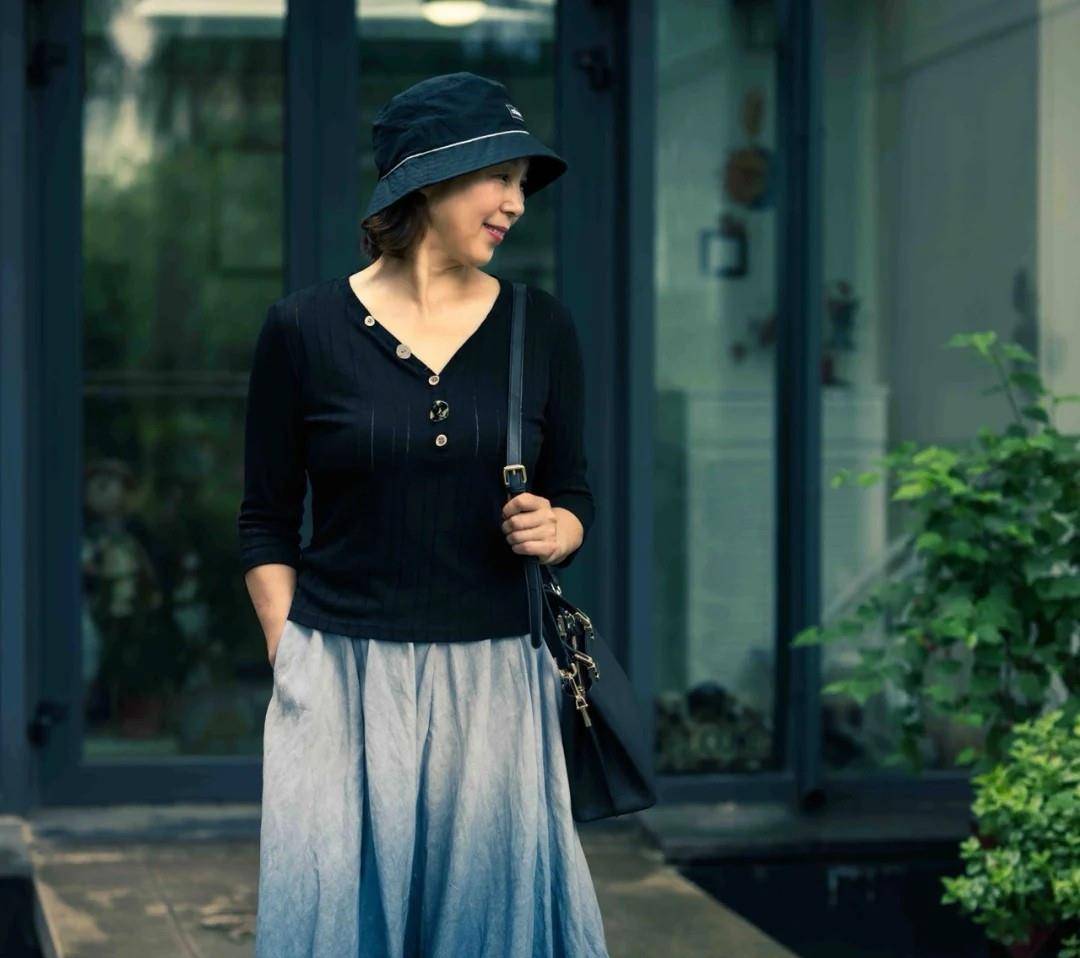 黑色|女人过了60岁别总穿裤装，显胖又不好搭配，裙装舒服时髦又显年轻