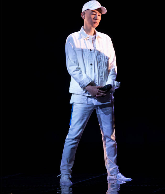 陈小春|穿一身白又痞又帅,54岁“披荆斩棘”站C位,陈小春,算你狠