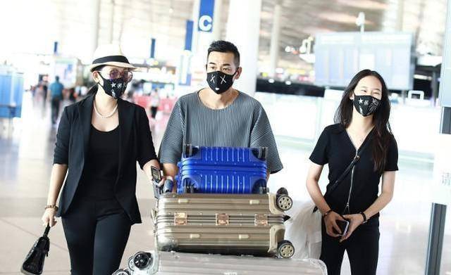 妻女|赵文卓生活中挺随性,和妻女同框穿休条纹T恤,看着挺大气