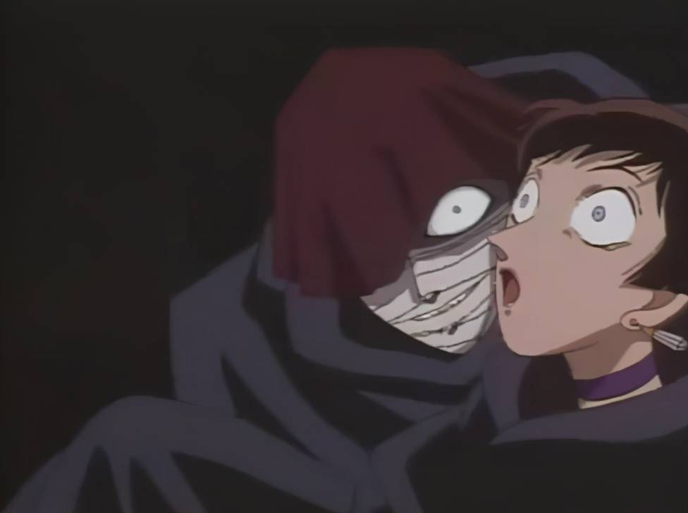 比较类似于灵异事件的作案手法,相信很多人都还记得雾天狗的传说吧,这