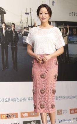 身材|少女感十足,韩国第一美女金喜善越来越年轻,穿粉色西装活力满满