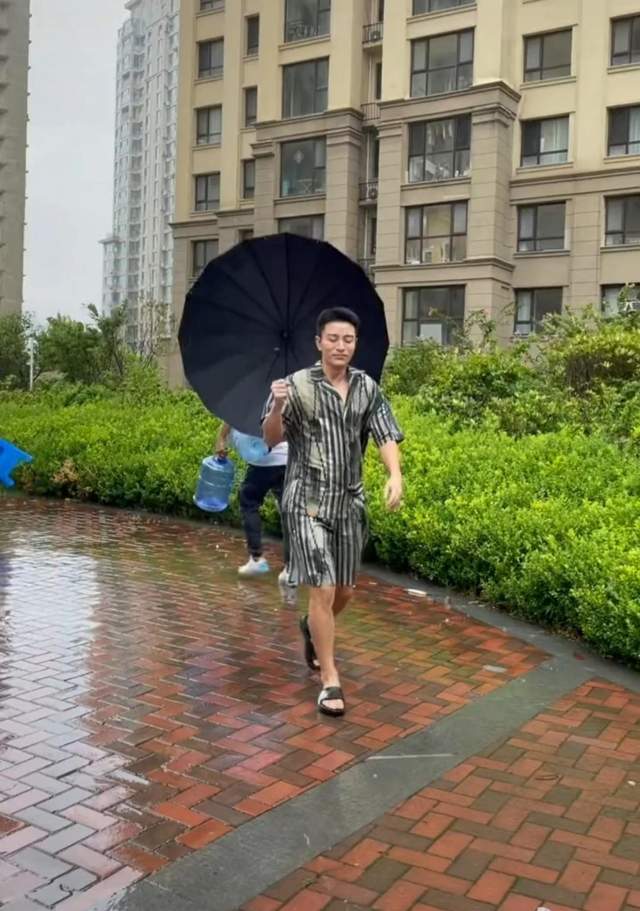 本人|贾乃亮雨天滑倒！为了追伞鞋都跑歪，形象尽毁本人都直呼太尴尬