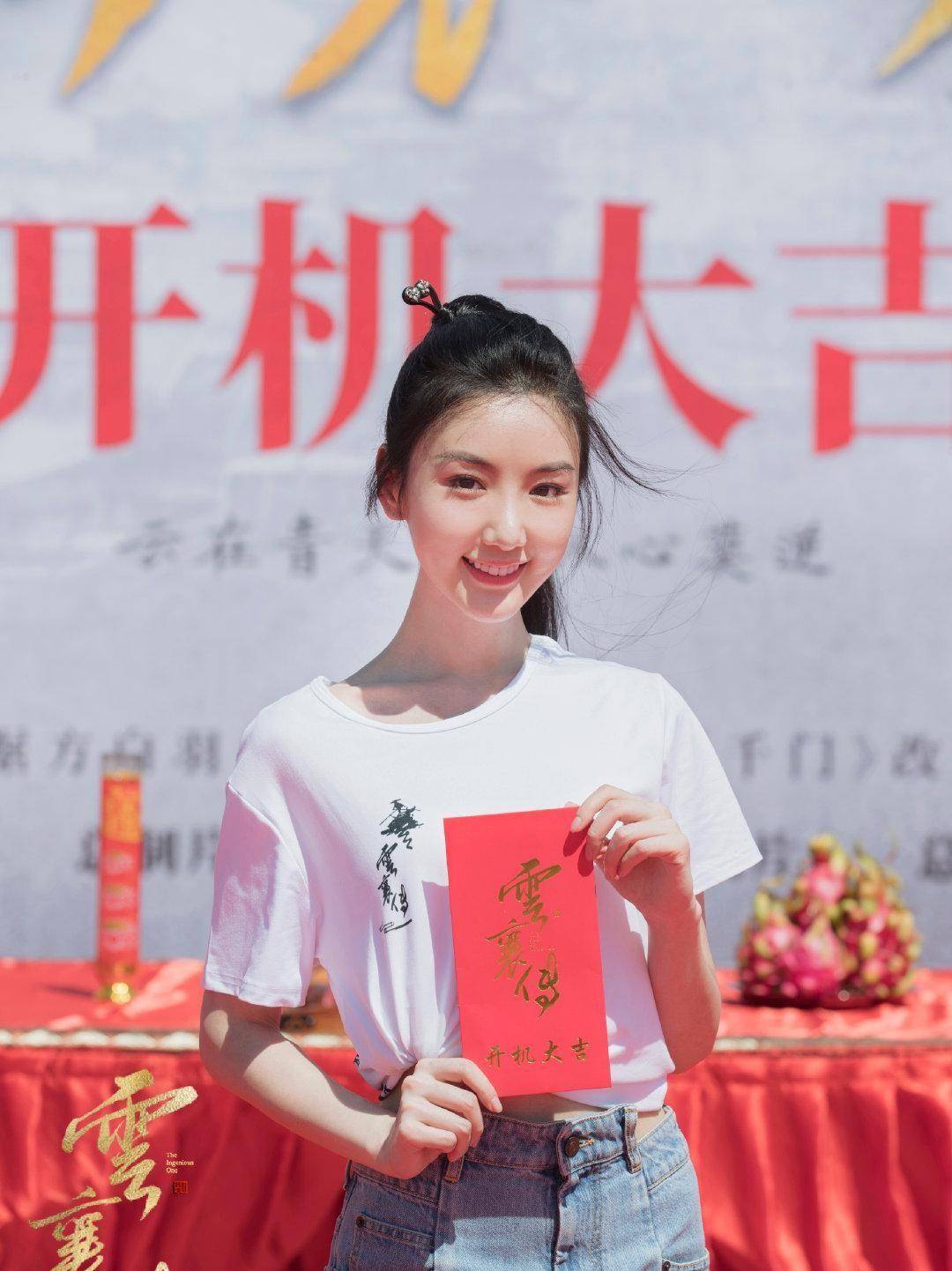 服装|毛晓彤淡妆的样子好清纯，穿的虽然很简单，但显的身材更瘦了