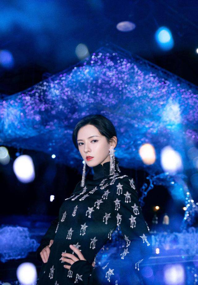 图案|张予曦颜值真没得说,穿一袭星星亮片连衣裙高贵精致,美成焦点