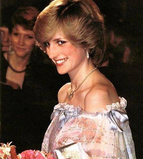 名字|小K带着电影《斯宾塞》接受采访,赞叹戴安娜的奇妙