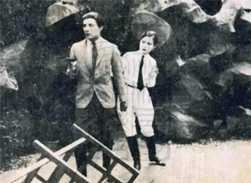 民国|她是红极一时的民国影后，晚年为何沦落街头乞讨？2个字毁了她