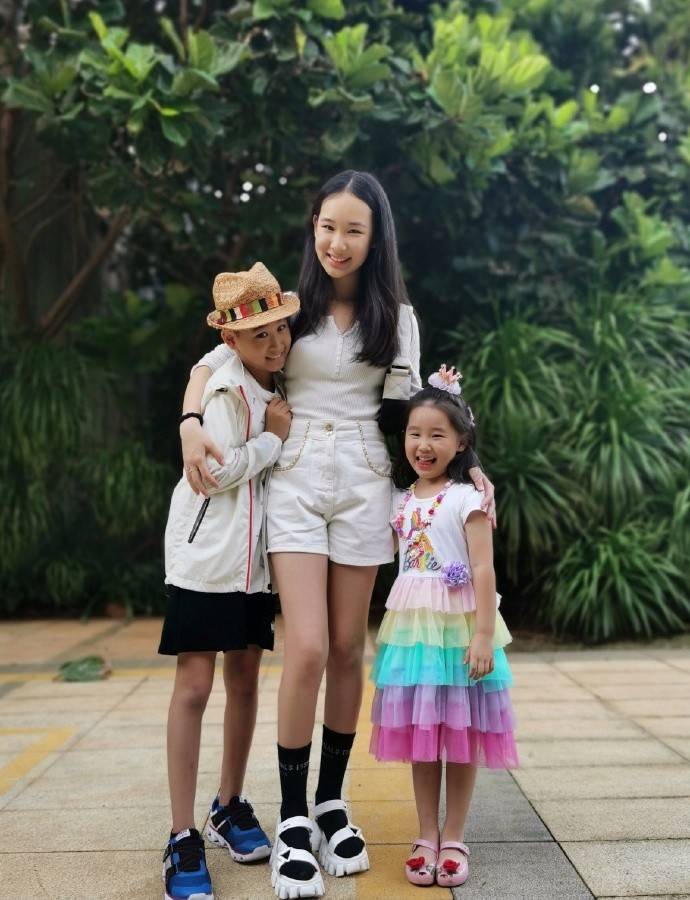 黑色|赵文卓好福气！41岁妻子一身黑贵气优雅，13岁女儿身材气质太优越