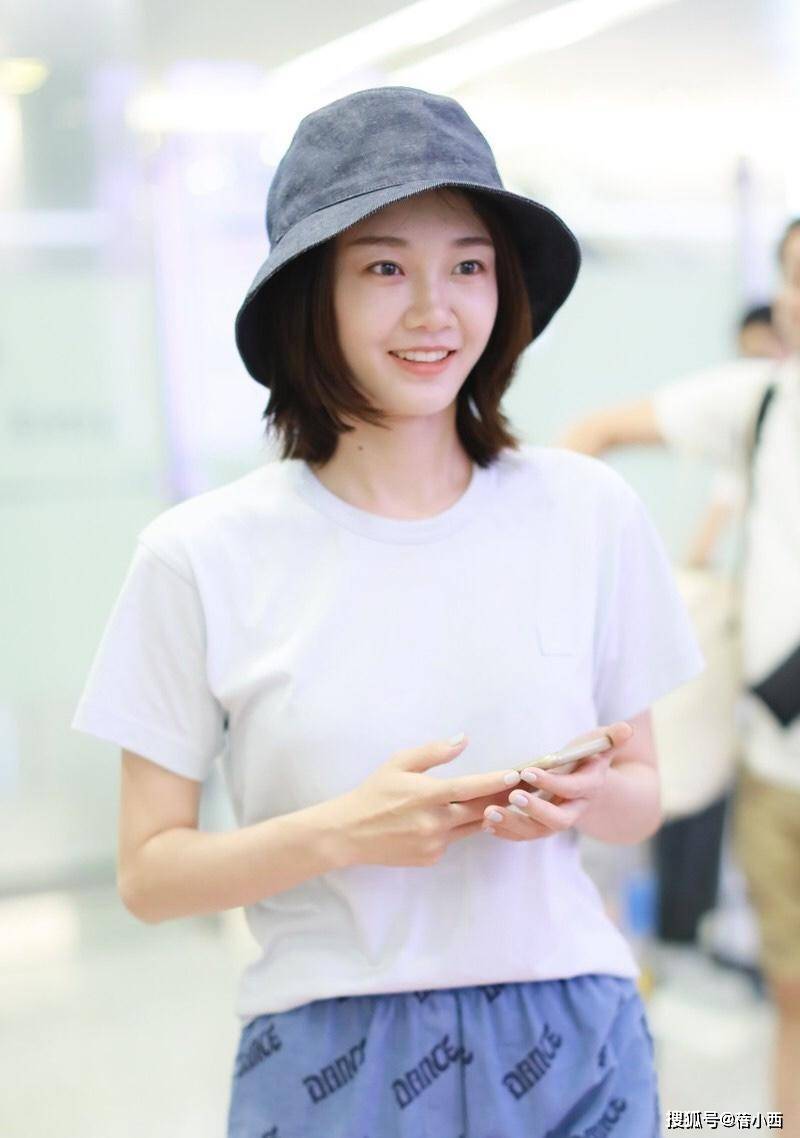 黑色|郑恺老婆苗苗的气质真天然，穿T恤配印花裤就出门，根本无需美颜