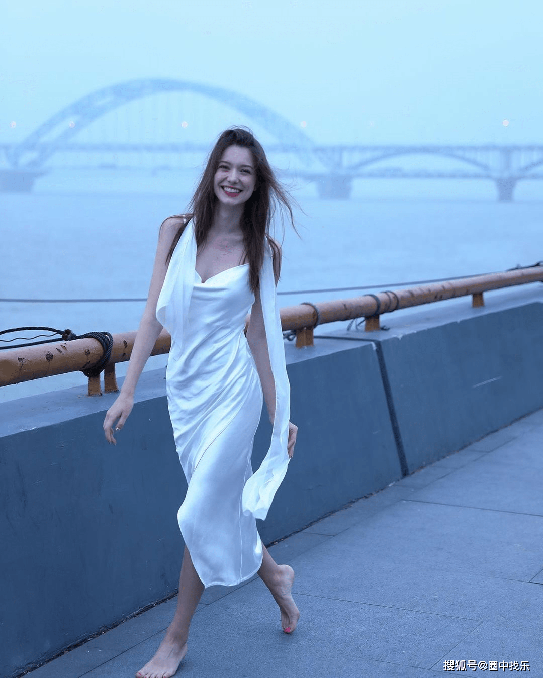 秦妃|她是可爱版的“奥黛丽·赫本”,曼妙曲线,令人羡慕
