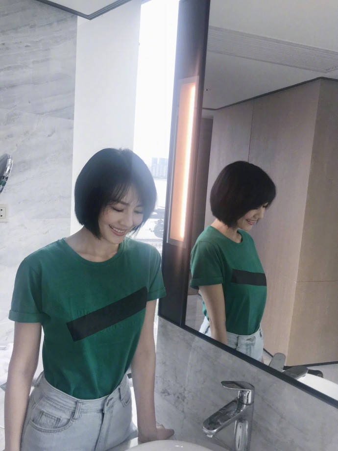 么本日|承认吧！39岁高圆圆不仅长得美，衣品更是一流，蓝配白堪称经典