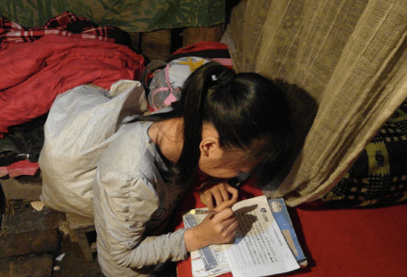 嘲讽|二胎妈妈给孩子买蛋糕边角料，遭众人嘲讽，养不起为什么要生