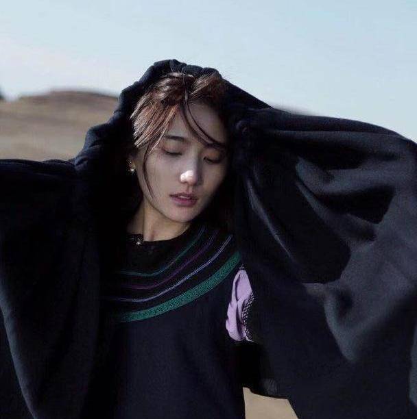 哈金|李亚鹏拍情侣写真,小女友穿白西装气质清冷,像极了年轻时的王菲