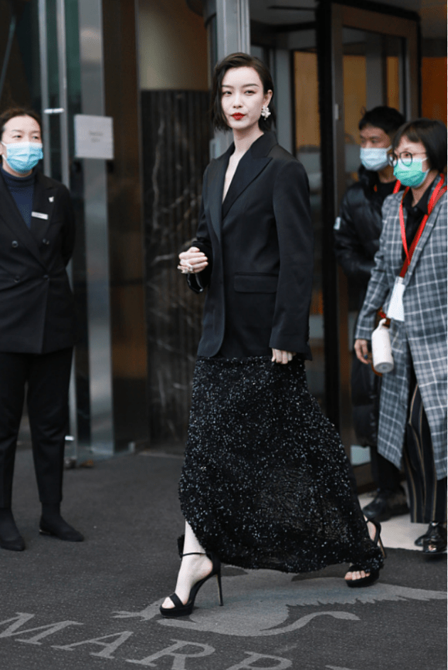 廓形|倪妮的生图比精修图还要美，穿西装配开叉裙，露出长腿又细又直