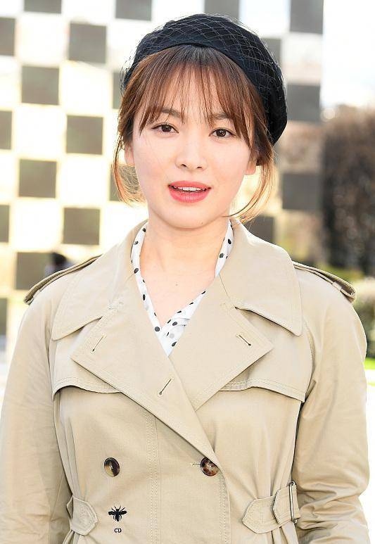 黑色|宋慧乔和王丽坤只差3岁，但是搭配得很成熟，气质相差很大