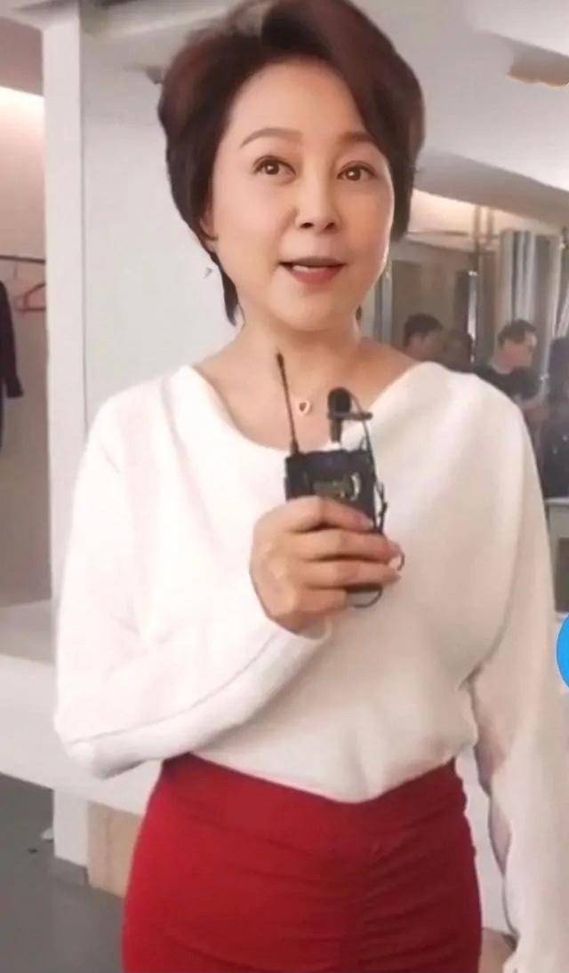 身材|63岁的张瑜状态超好，穿一袭黑色连衣裙优雅亮相，尽显端庄气质